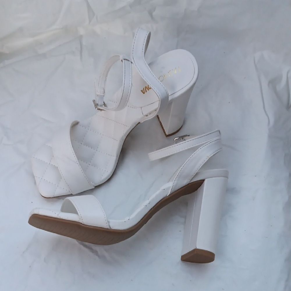 Fashion Nova Elegant White Block Heel Sandals Size 5.5 NWOT
